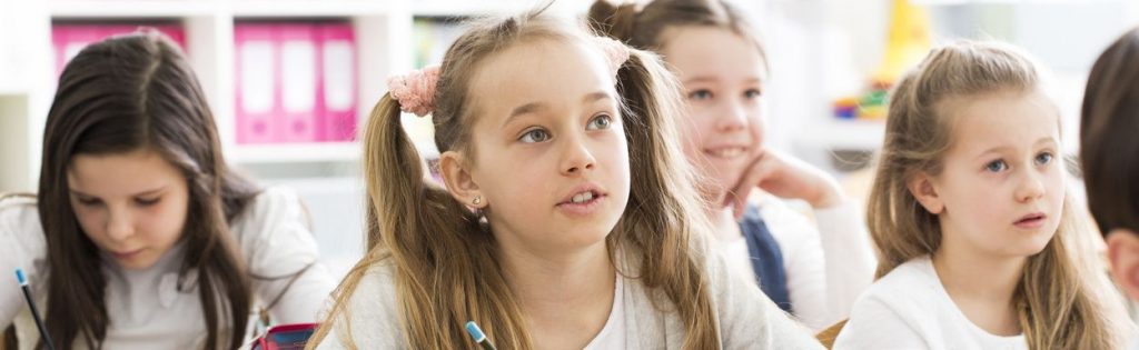 Das Interesse bei den Schülerinnen ist verschieden, wach und interessiert, irritiert oder abwesend. Passungsstörungen bei Hochbegabung führen oft dazu, dass sich ein Schüler mental zurückzieht, also "abwesend" reagiert.